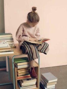 کتاب خواندن کودک